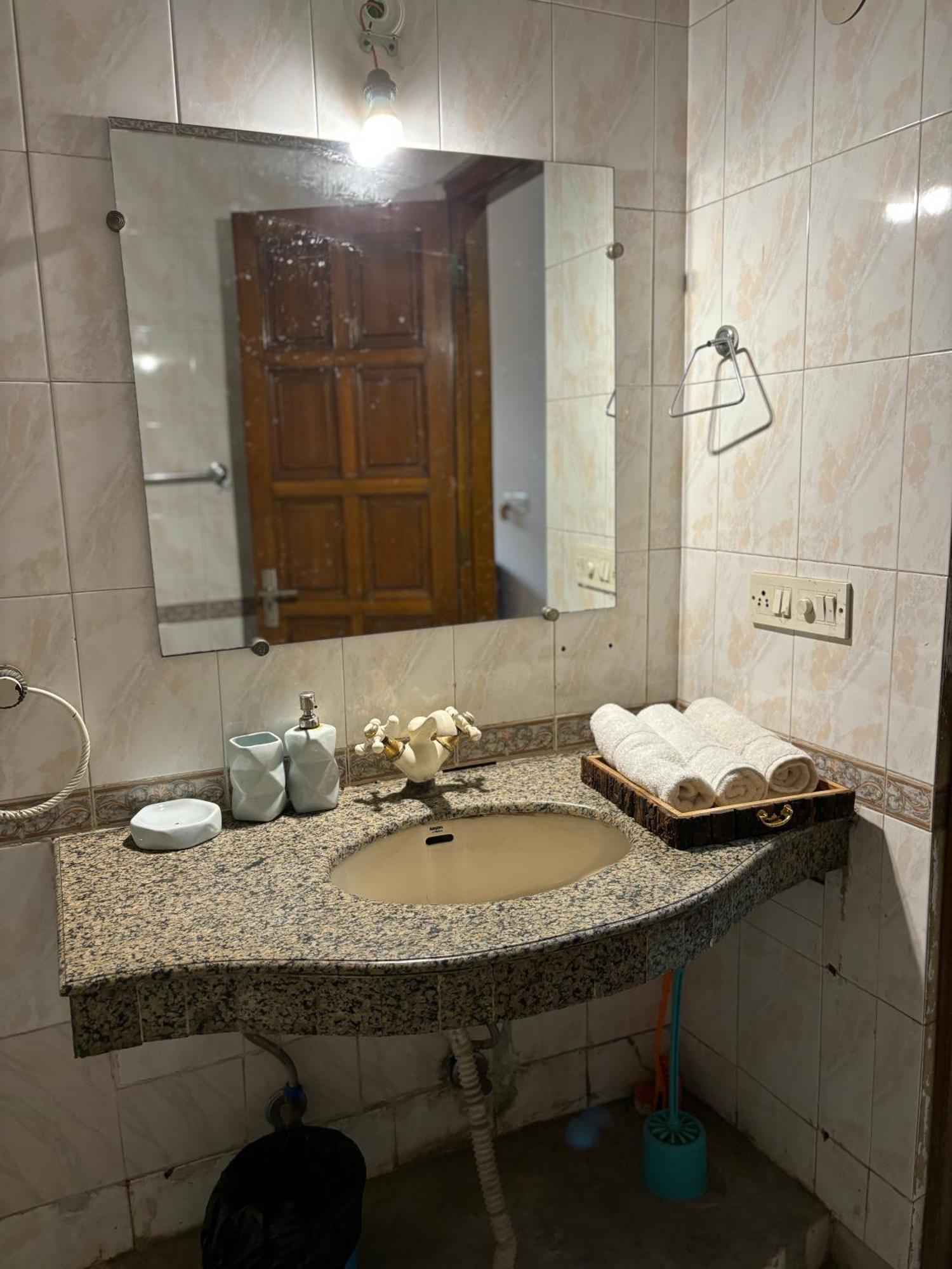 Atharva'S Homestay By Goaround Homes - Nehru Enclave Metro, South Delhi Yeni Delhi Dış mekan fotoğraf